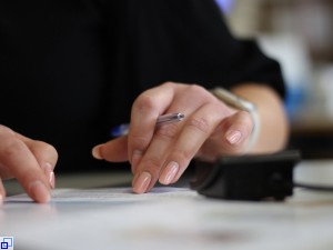 Mitarbeiterin des Bürgerbüros bearbeitet einen Antrag.