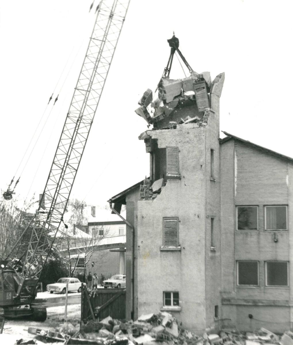 Fotografie des Schlauchturms, der gerade abgerissen wird.