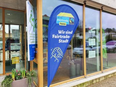 Werbefahne mit Schriftzug "Wir sind Fairtade-Stadt".