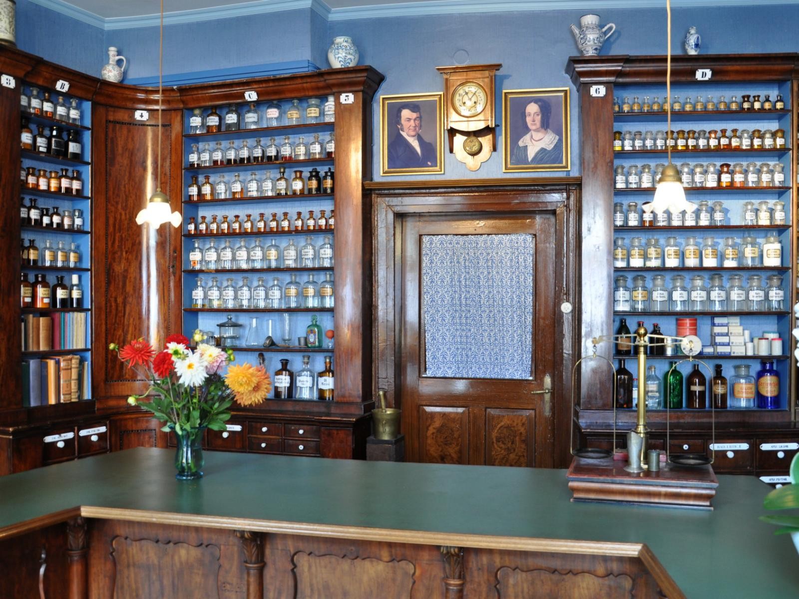 Historische Inneneinrichtung mit Regalen und vielen Glasgefäßen. 
