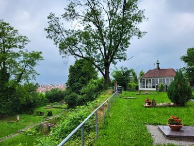 Kleiner Altwieslocher Friedhof in Hanglage mit großen Höhenunterschieden.