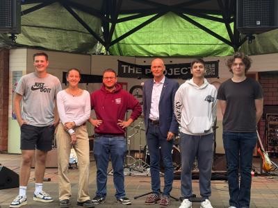 Mitglieder des JGR mit Oberbürgermeister Dirk Elkemann auf der Bühne des Gerbersruhparks.