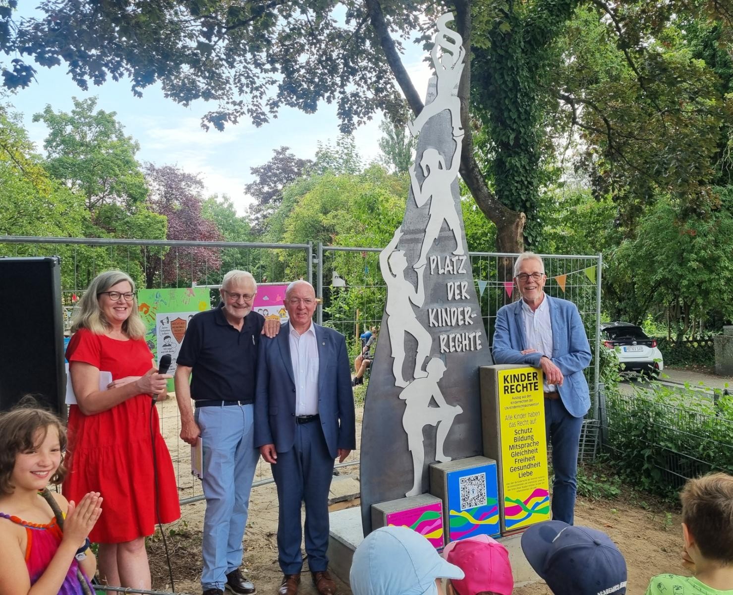 Eröffnung und Kunstwerk-Übergabe am Platz der Kinderrechte.