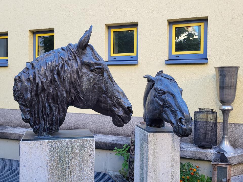 2 lebensgroße Pferde-Köpfe aus Bronze.