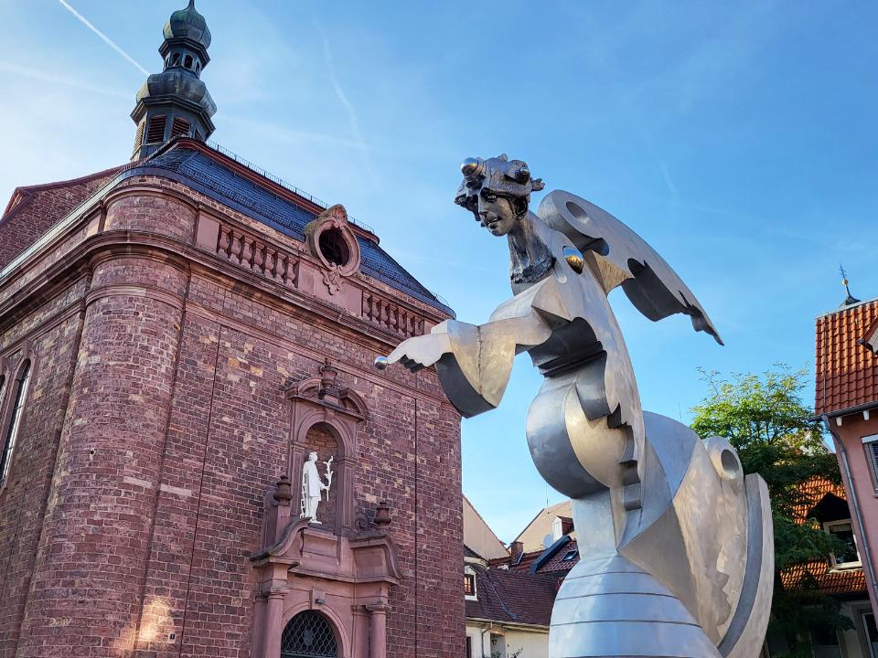 Großer Schutzengel aus Aluminium vor der St.-Laurentius-Kirche.