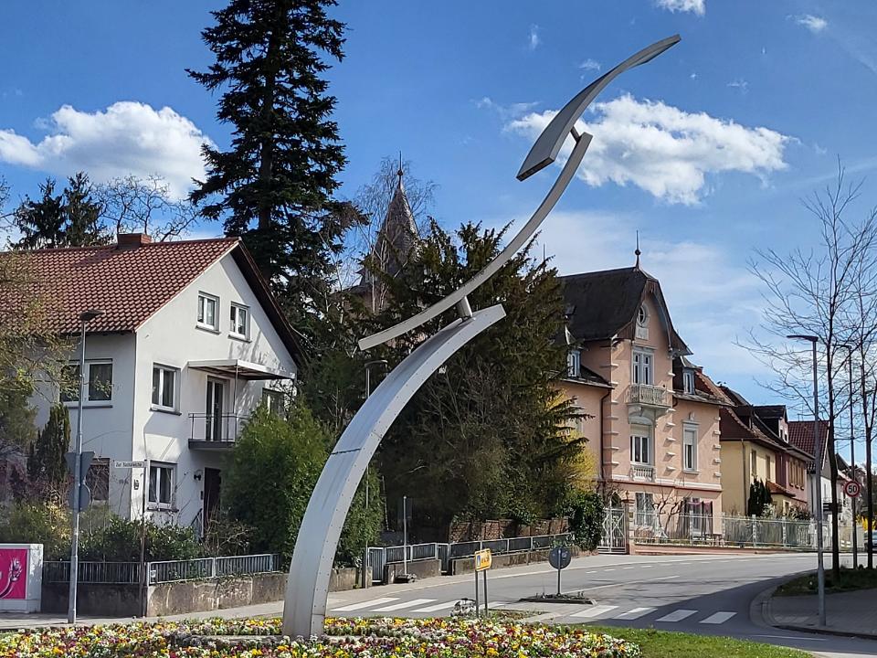 Kinetische Skulptur mit drei beweglichen Flügel-Elementen, aus Aluminium.