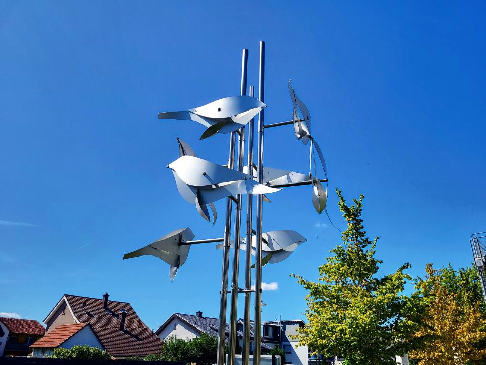 Edelstahlskulptur mit kinetisch beweglichen Vögeln.