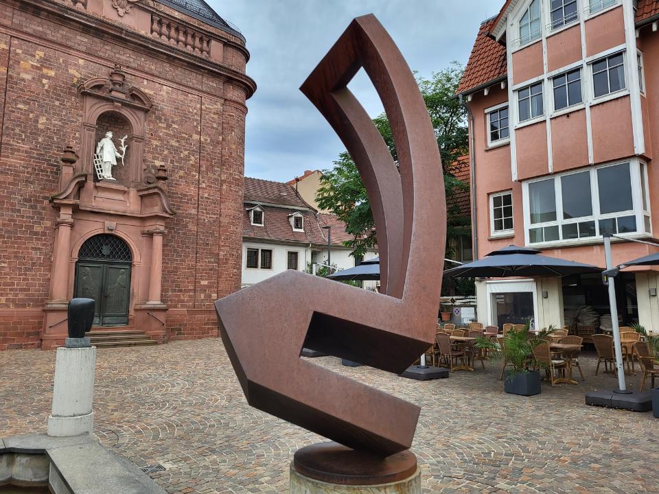 Haus-Skulptur aus rostfarbigem Cortenstahl.