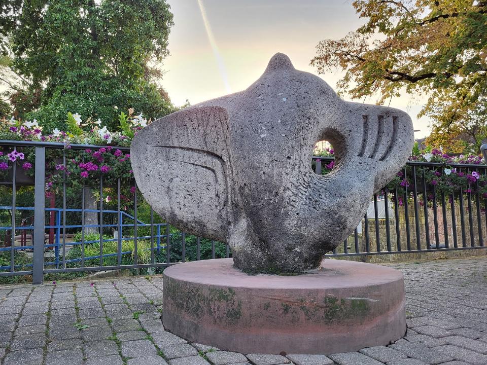 Abstrakter Elefant aus grauem Stein.