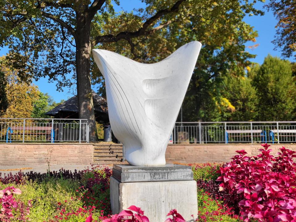 Abstrakte Skulptur einer Harfe aus weißem Marmor.