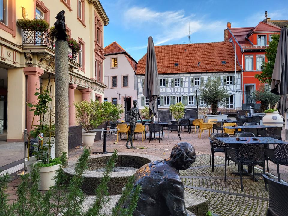 Figurengruppe auf dem Marktplatz.