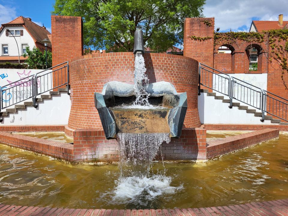 Großer Wandbrunnen aus Edelstahl.