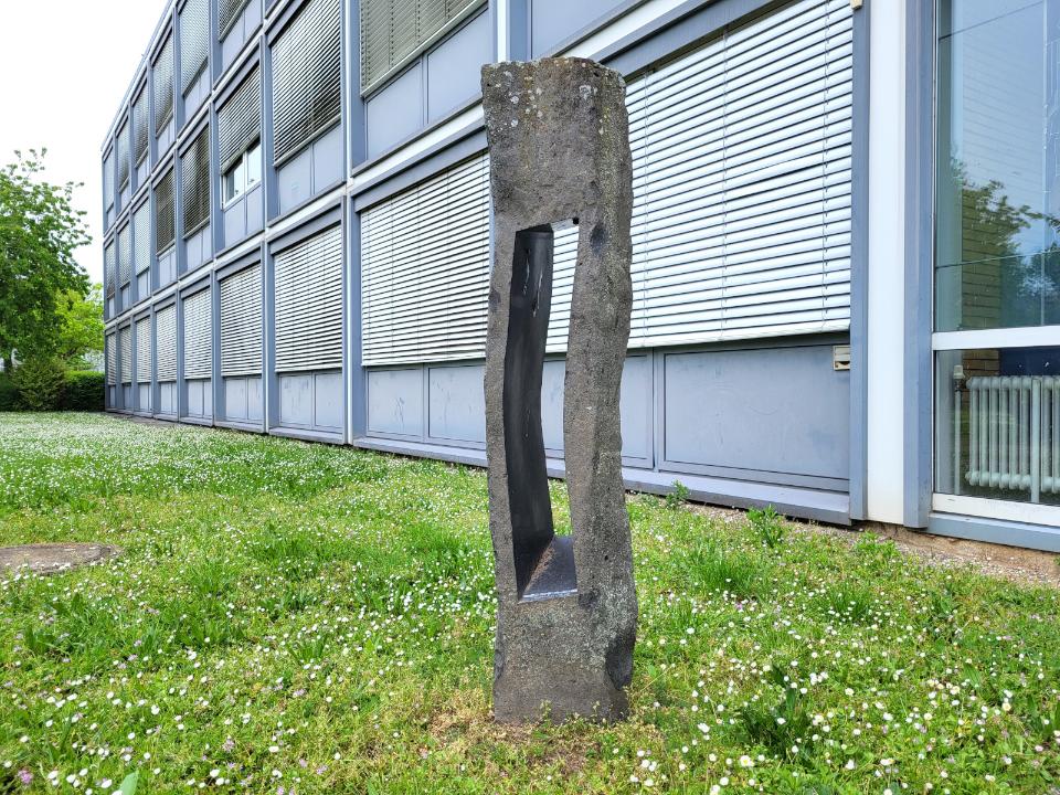 Aufrecht stehende Basalt-Stele, mit rechteckigem Loch.