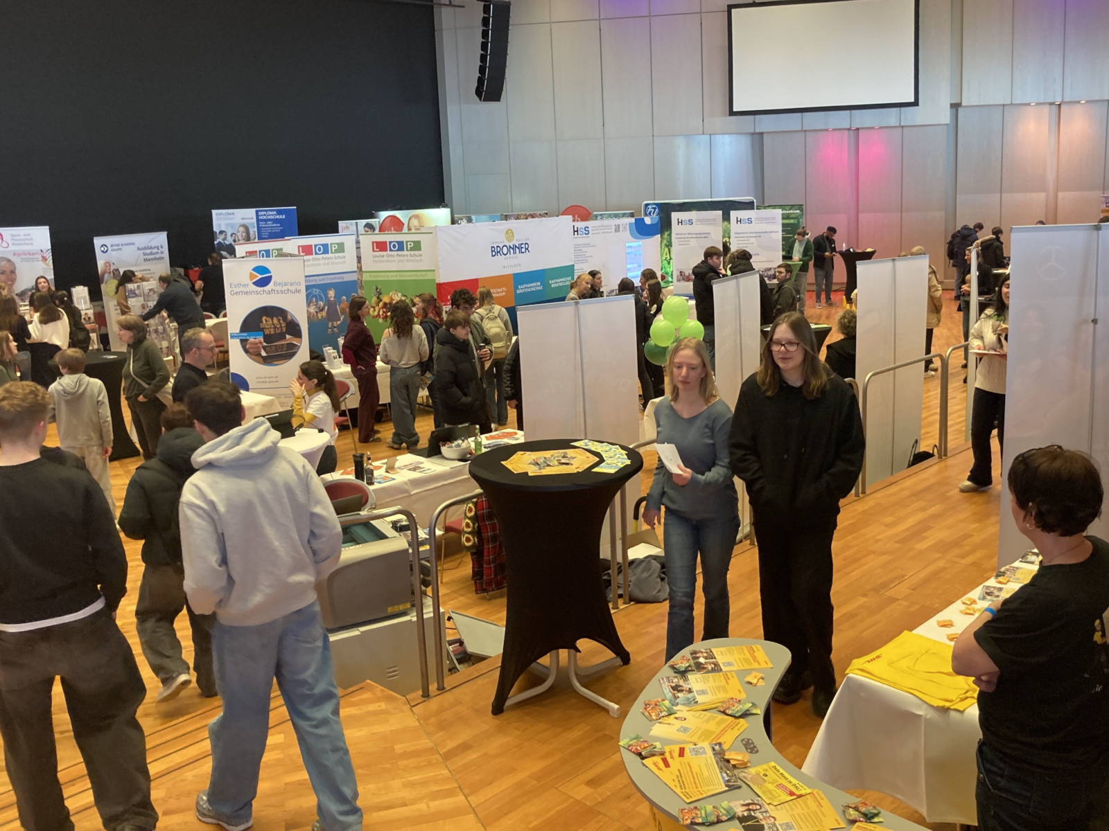 Viele Besuchende informieren sich im Staufersaal.