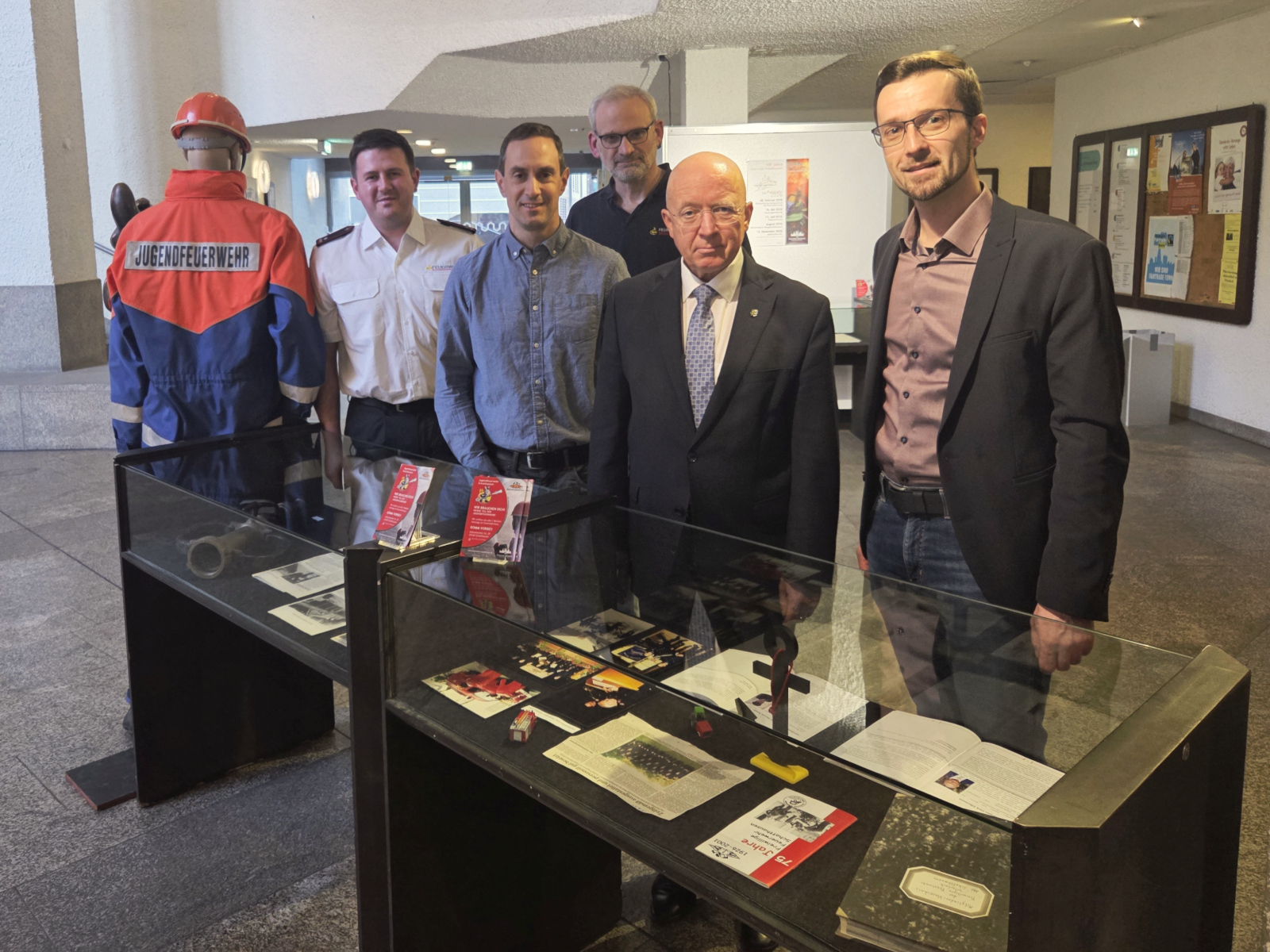 Freuen sich über die Ausstellung: Henrik Waldi, Martin Sommer, Jochen Ihle, BM Ludwig Sauer und OV Patrick Schulz.