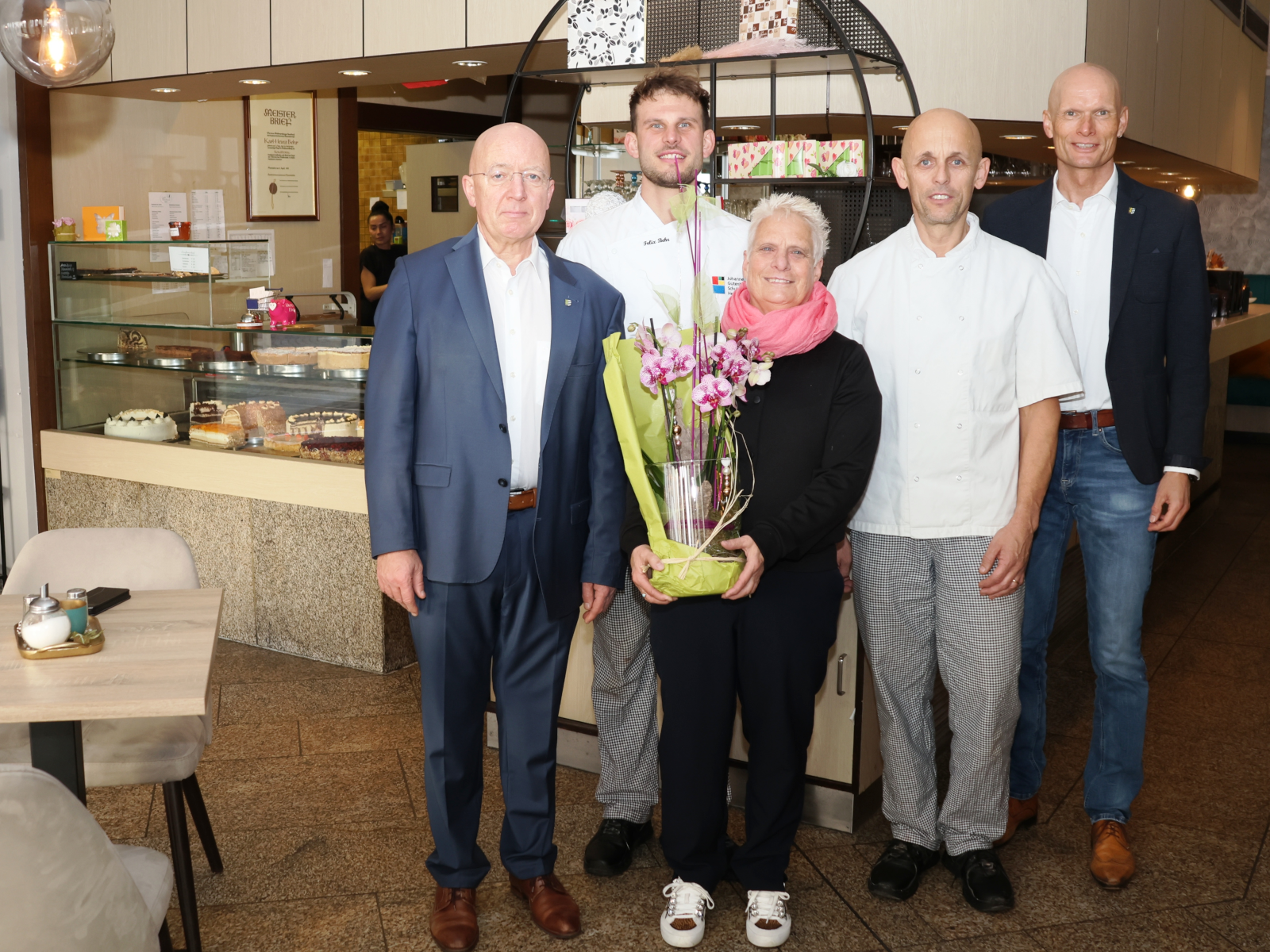 OB Elkemann und BM Sauer gratulieren der Familie Behr.