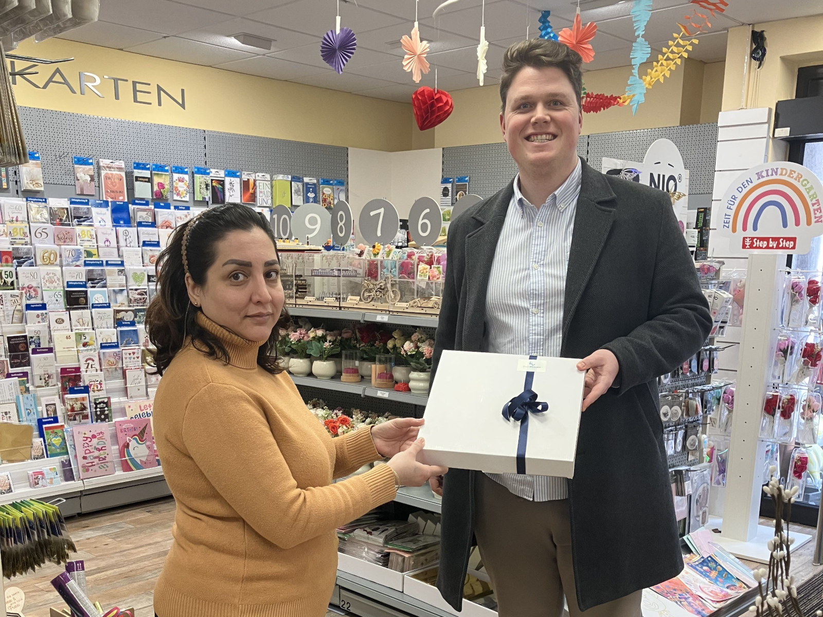 Wirtschaftsförderer Benedikt Krauter besucht Farzaneh Zare.