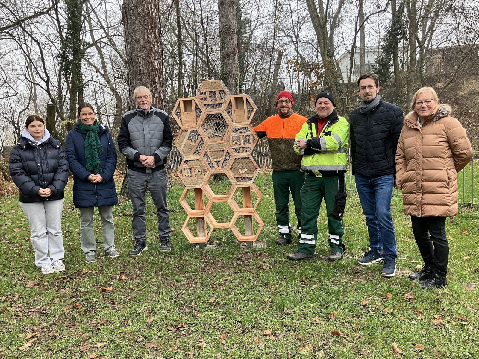 Bienenhotel mit Workshop-Teilnehmenden.