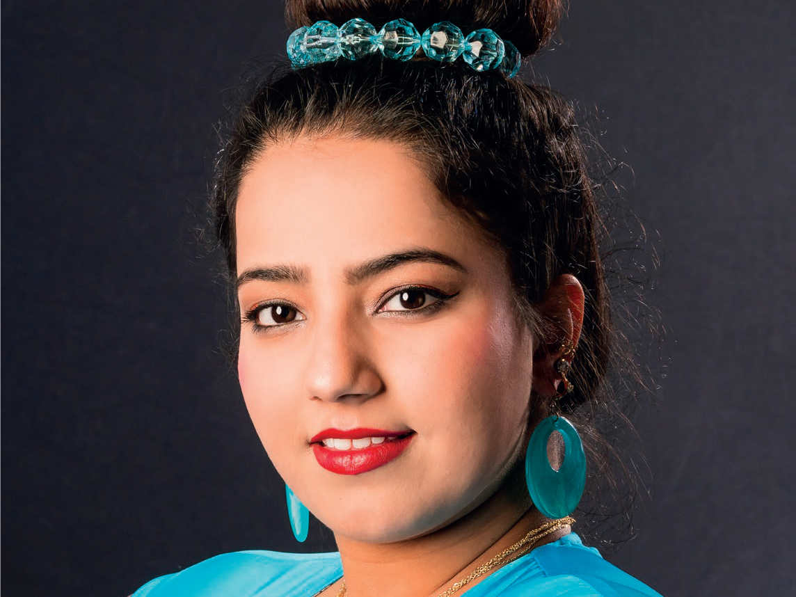 Portrait einer Frau mit türkisfarbenen Ohrringen.