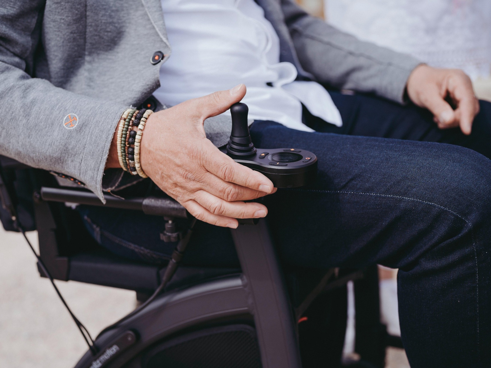 Ein Mann navigiert mit seinem Daumen seinen Rollstuhl.