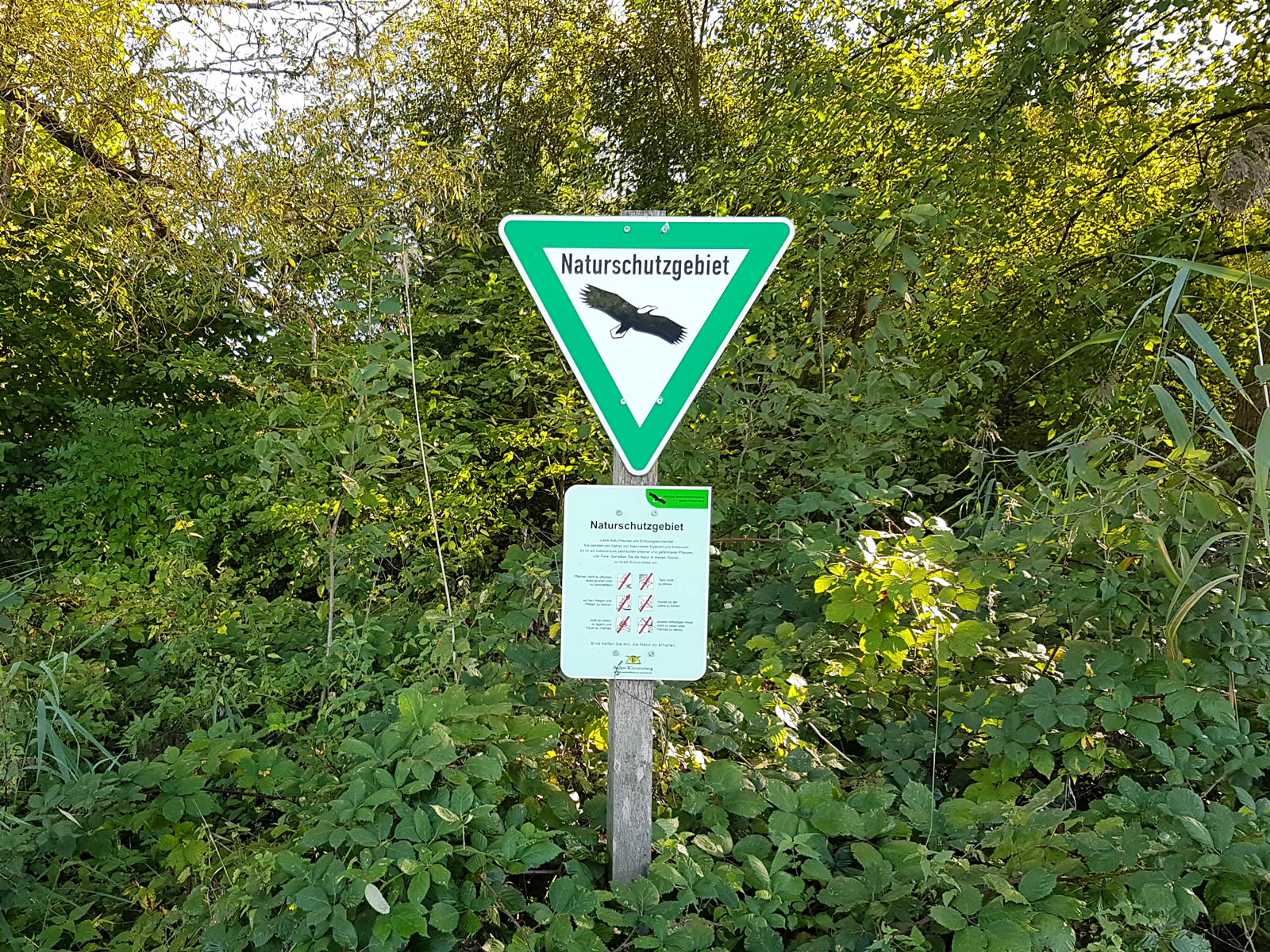 Hinweisschild zum Verhalten in Naturschutzgebieten.