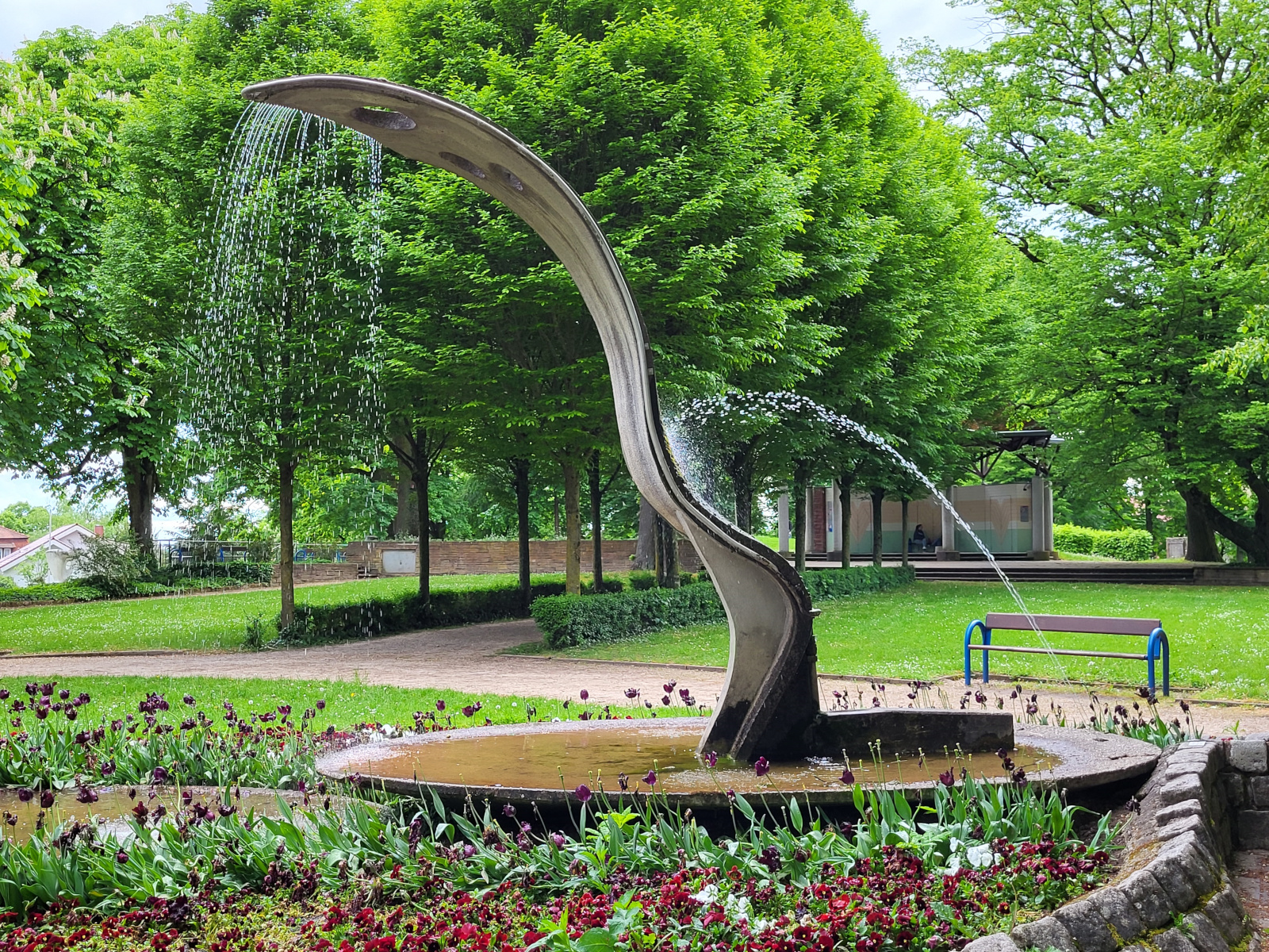 Beton-Brunnen "Die Welle" im grünen Gerbersruhpark.