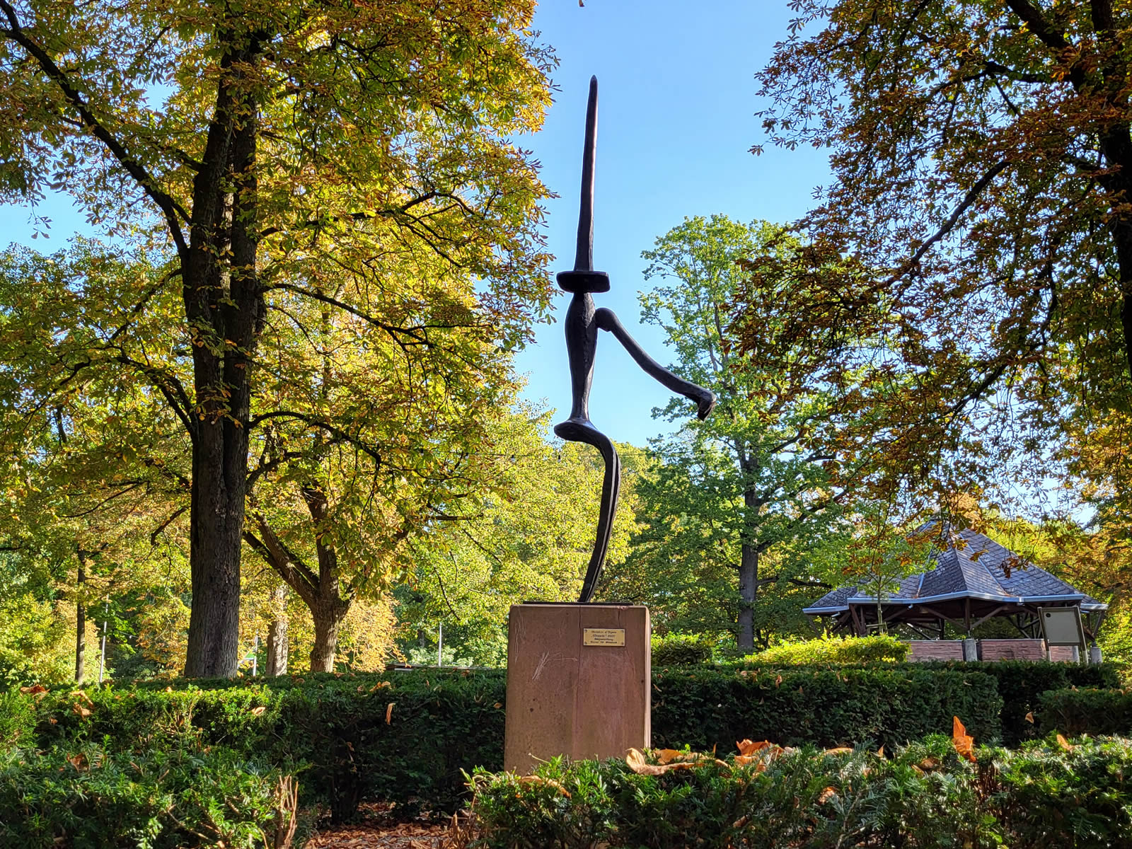 Die Skulptur Tänzerin steht in einem kleinen Heckenlabyrinth.