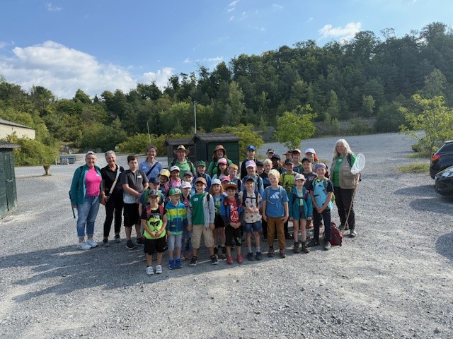 Begeisterte Ferienspaßkinder erkunden den Nußlocher Steinbruch.