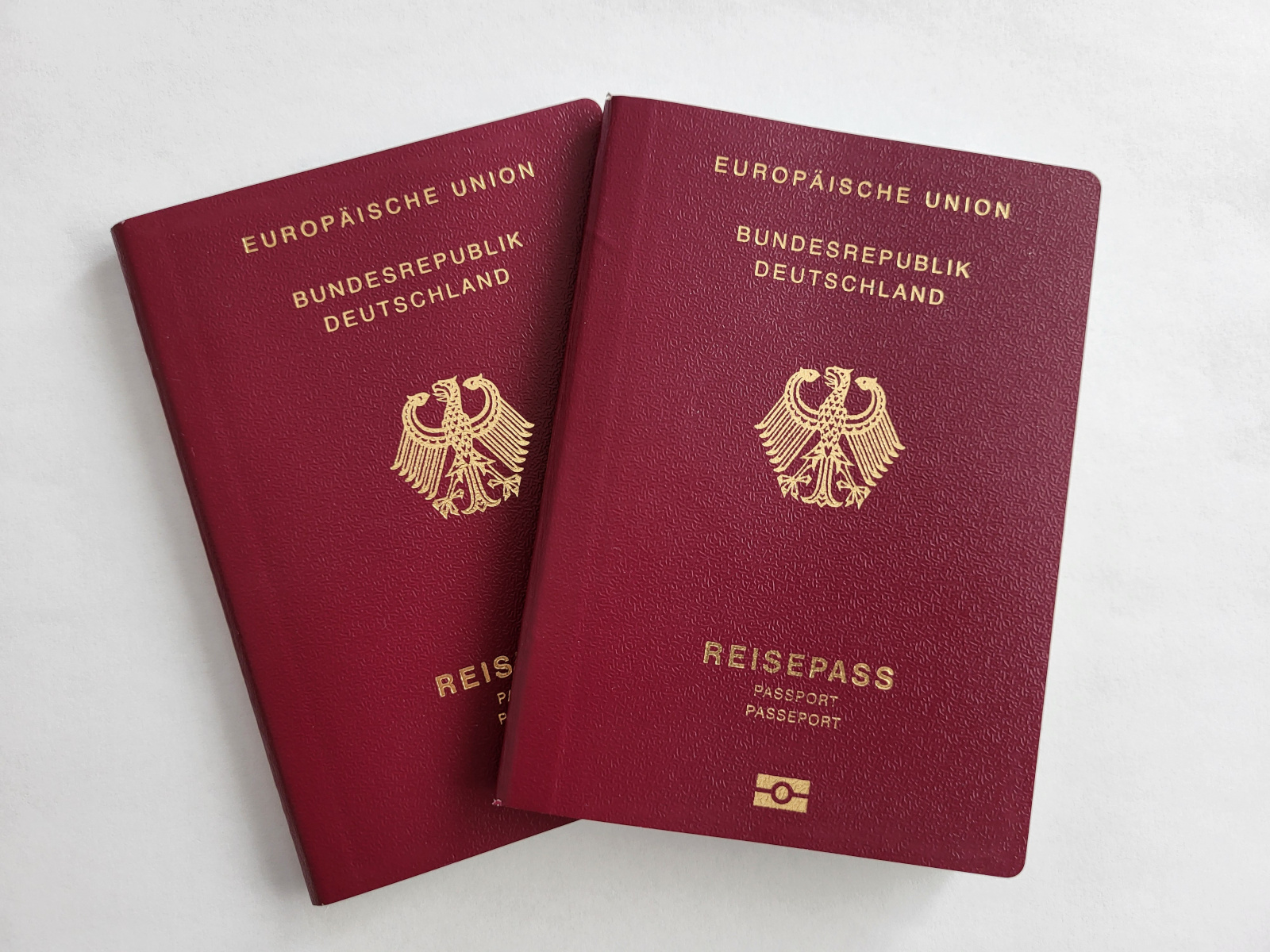 Abbildung zweier nebeneinander liegender Reisepässe.