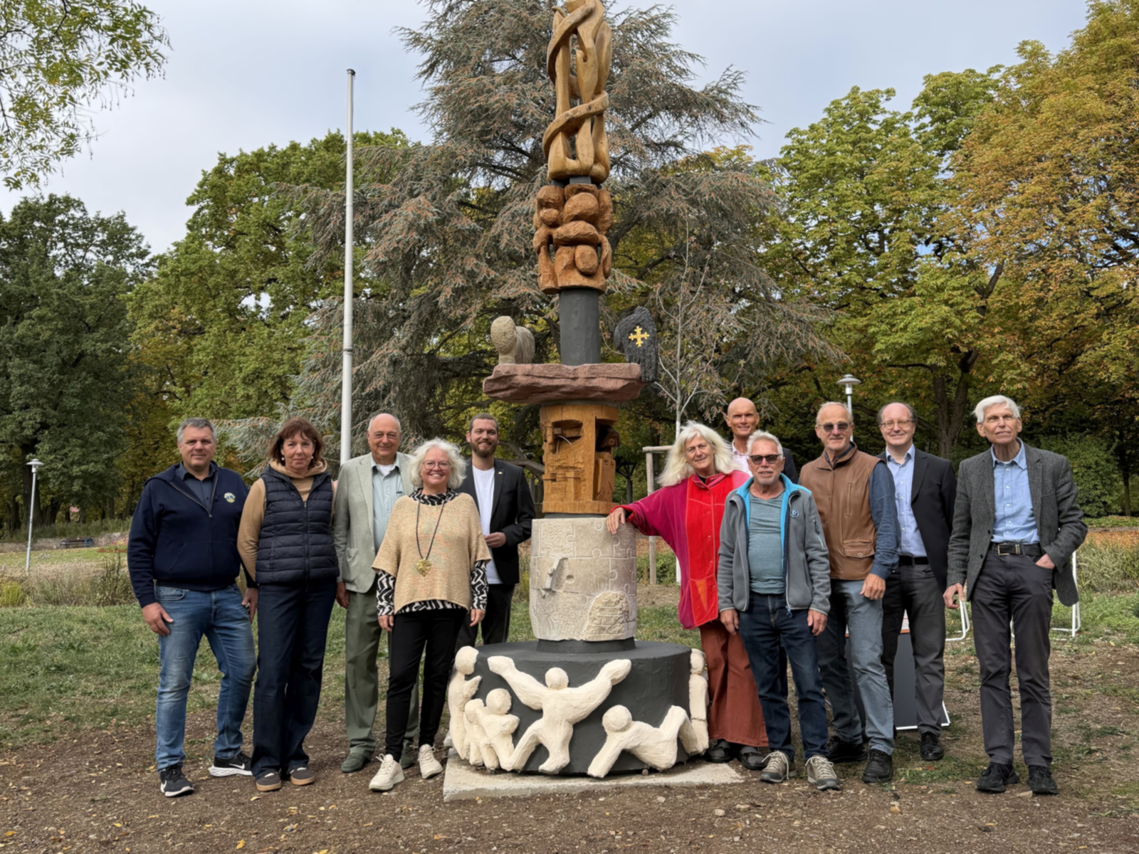 Gruppenfoto der am Kunstwerk beteiligten Menschen.