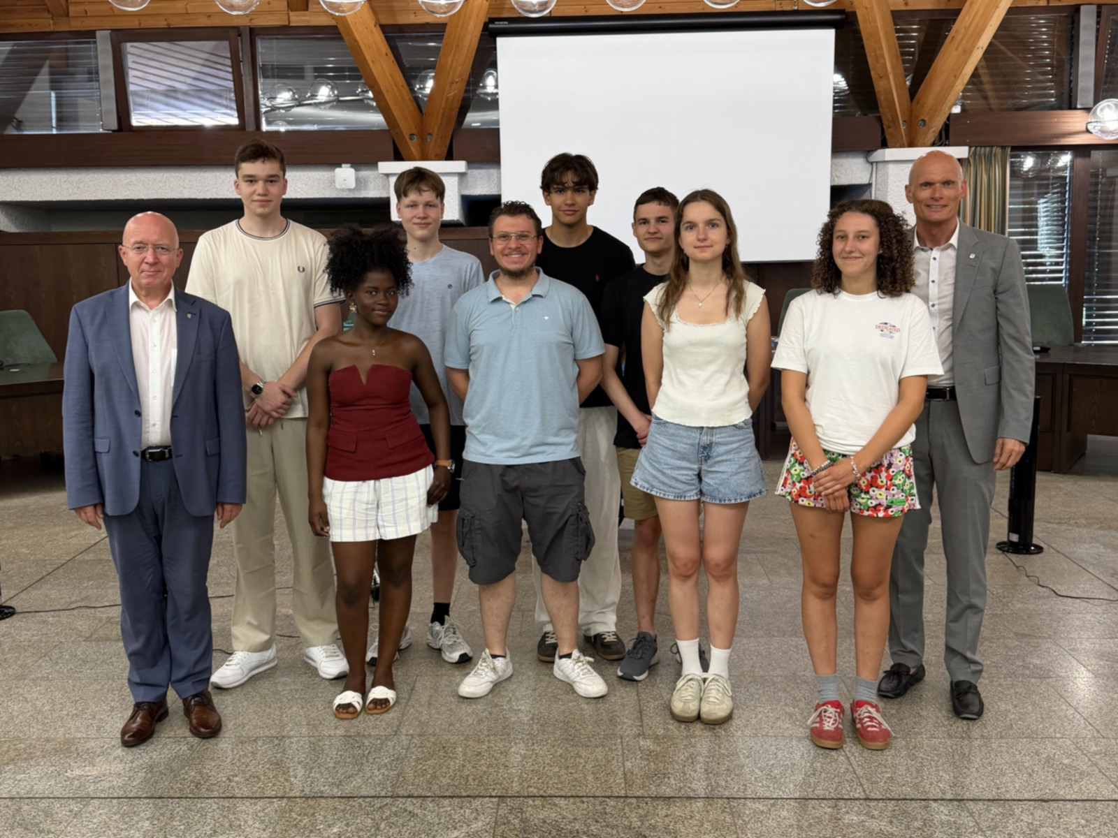 Gruppenfoto mit OB Dirk Elkemann und BM Ludwig Sauer.