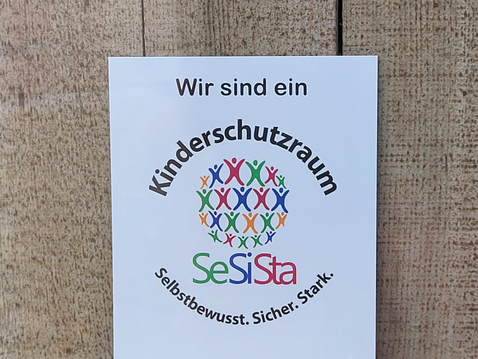 Kinderschutzraum-Logo in einem beteiligten Geschäft.