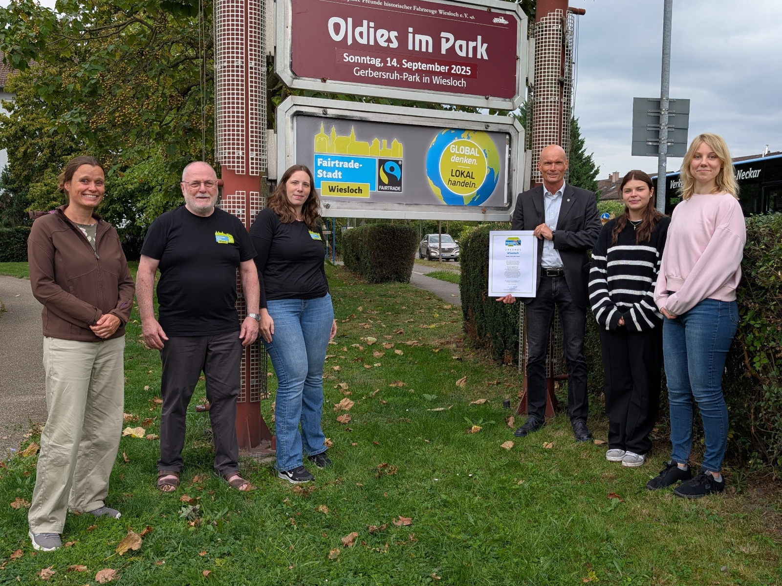 Mitarbeitende der Steuerungsgruppe und OB Elkemann freuen sich über die Rezertifizierung und die neuen Stadteingangstafeln.