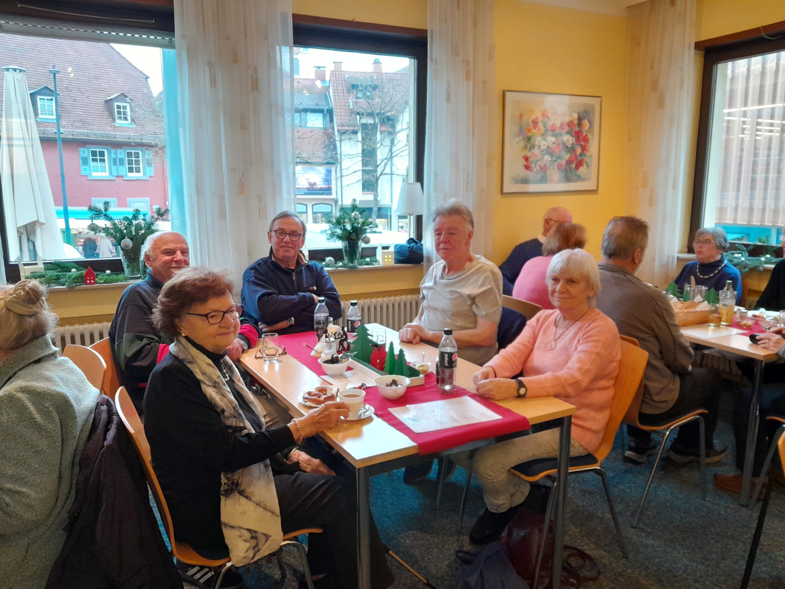 Gesellige Tisch-Runde beim Markt-Café.