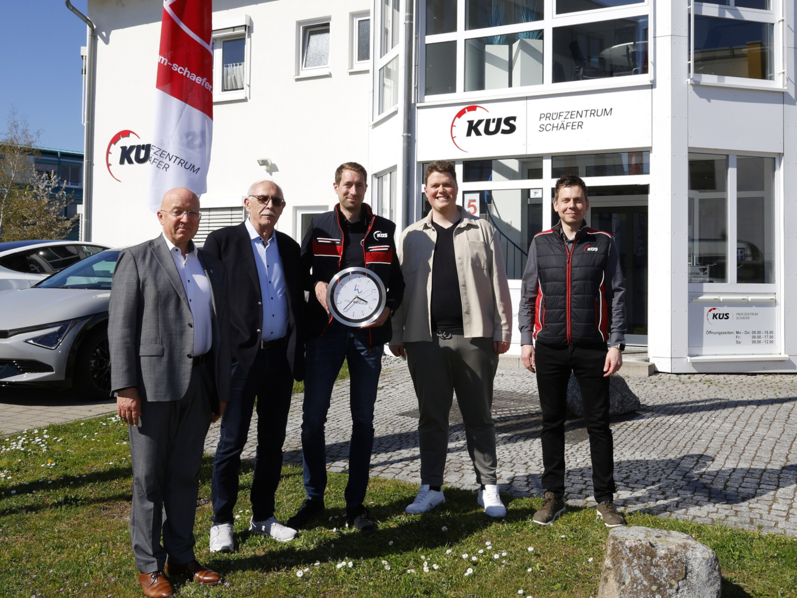 Gruppenfoto vor dem Gebäude.