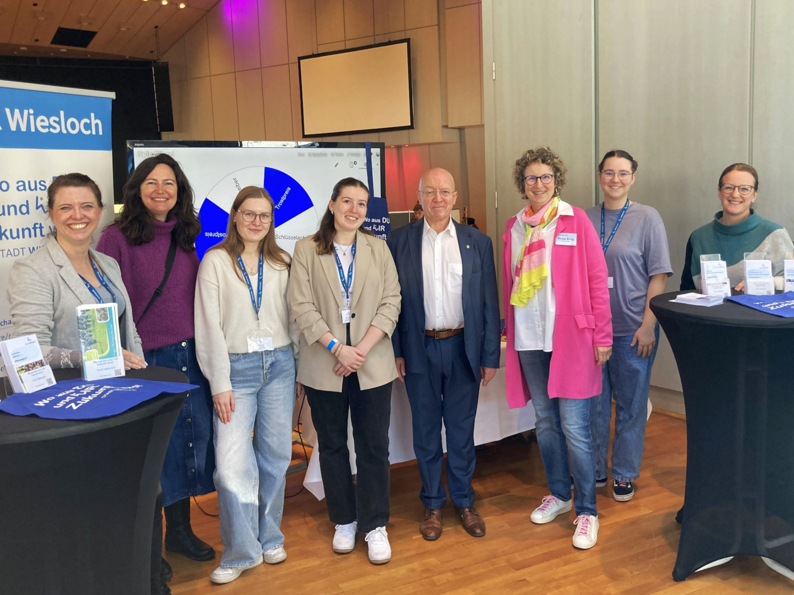 BM Sauer und das Kinder- und Jugendbüro besuchen den Messestand der Stadtverwaltung.