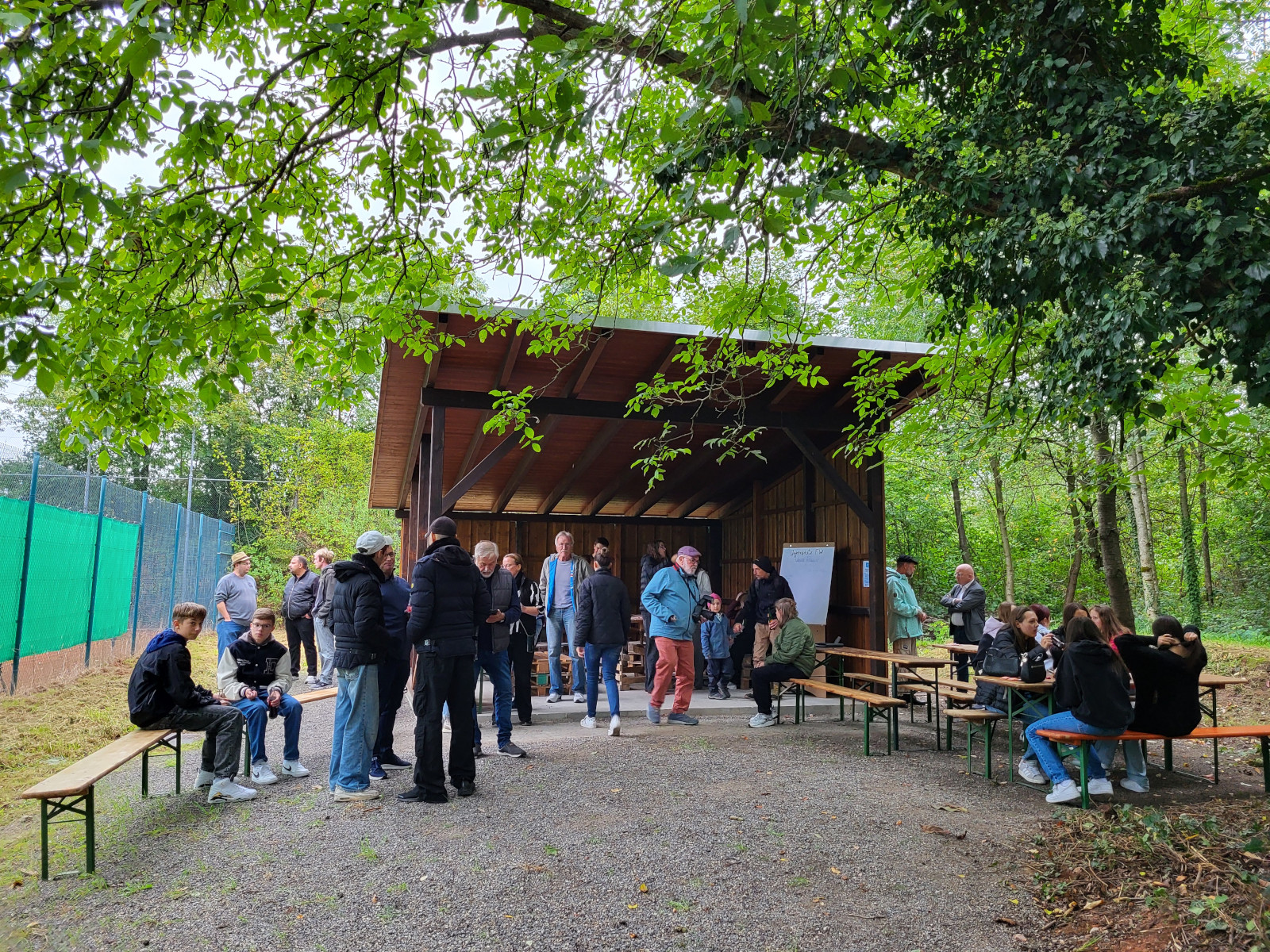 Jugendliche aus Frauenweiler freuen sich über den neuen Jugendplatz.