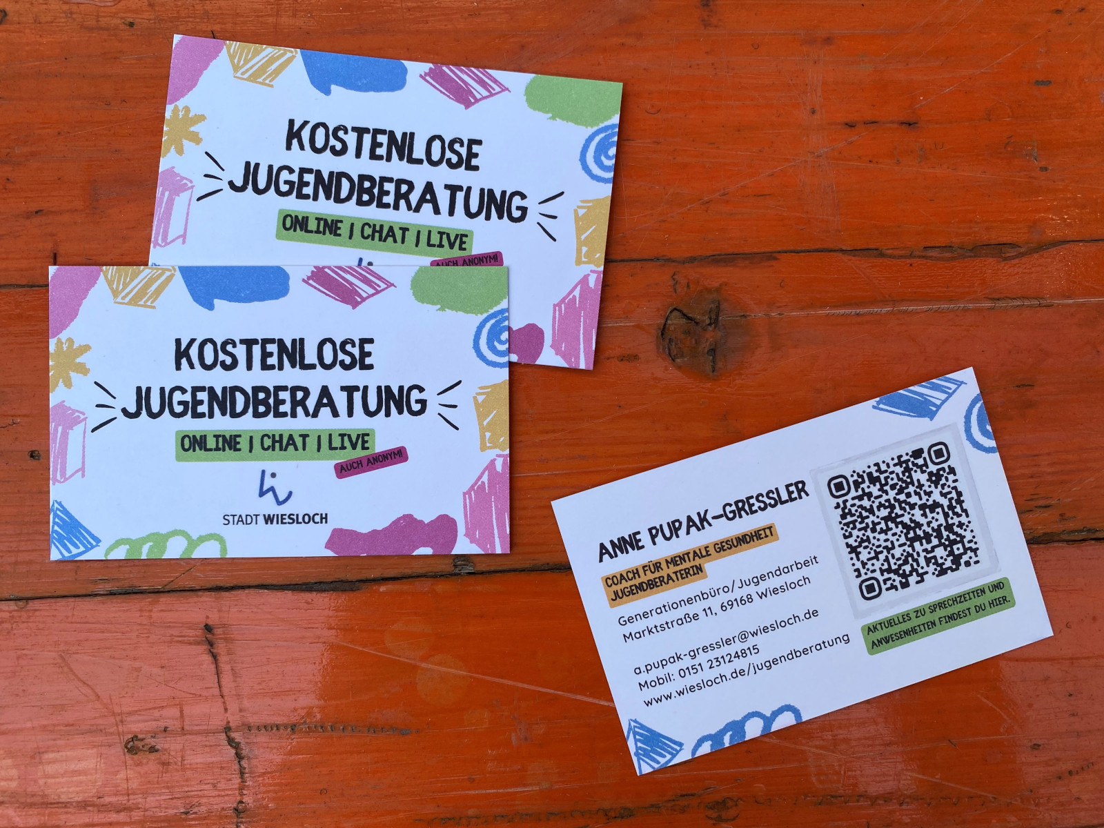 Visitenkarten mit Kontaktdaten der Jugendberatung.
