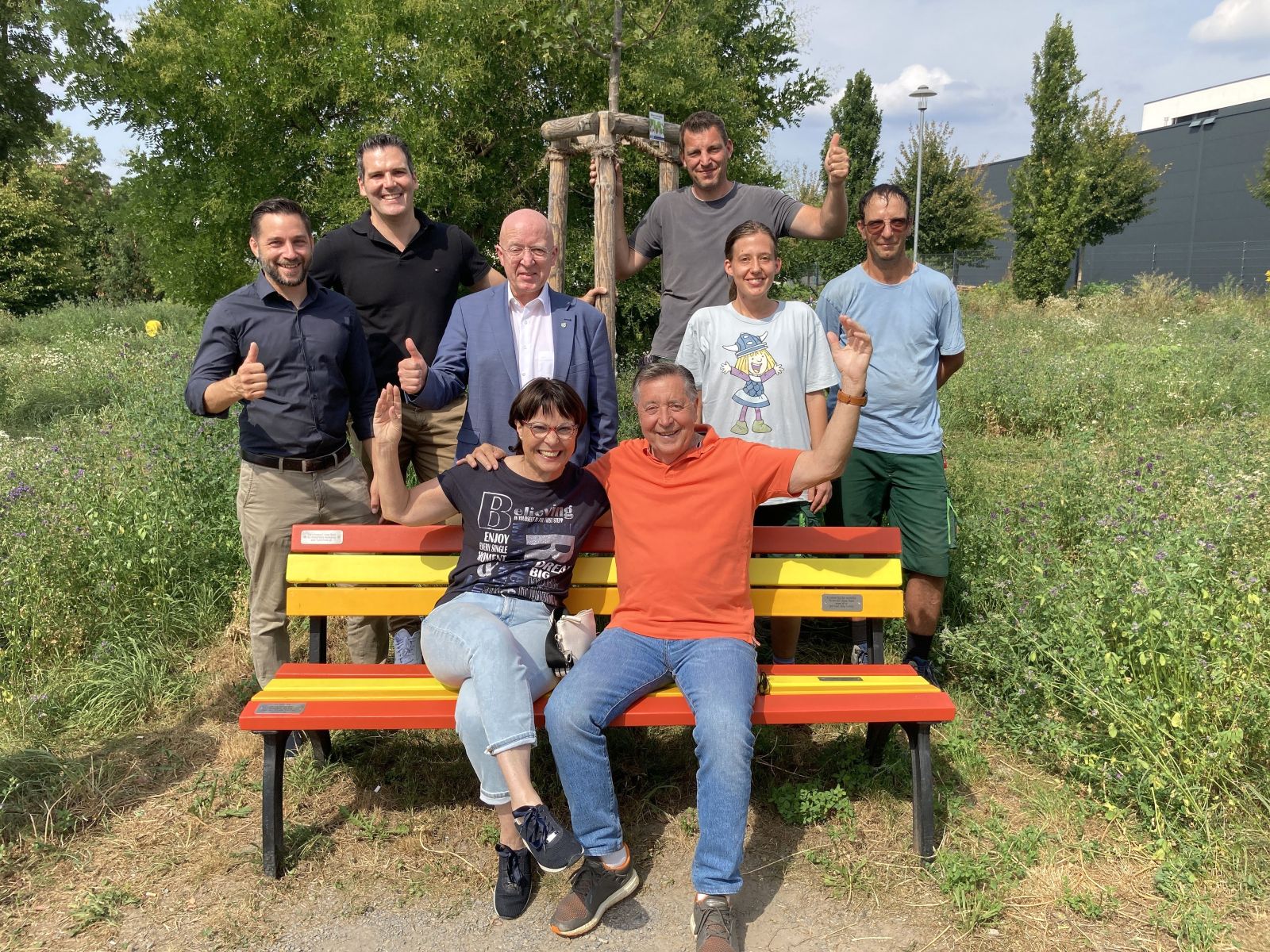 Fröhliche Menschen bei der Einweihung der Humorbank.