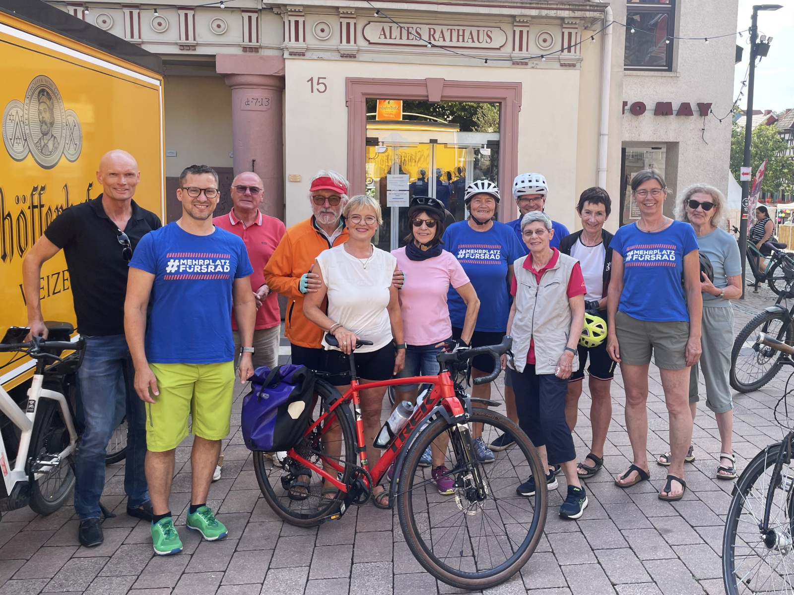 Radel-Gruppe am Treffpunkt vor dem Alten Rathaus.