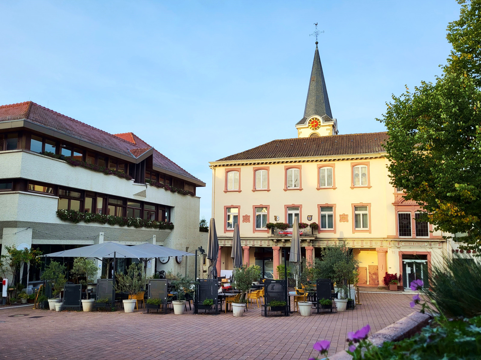 Verwaltungszentrum am Marktplatz mit Rathaus und Altem Rathaus.