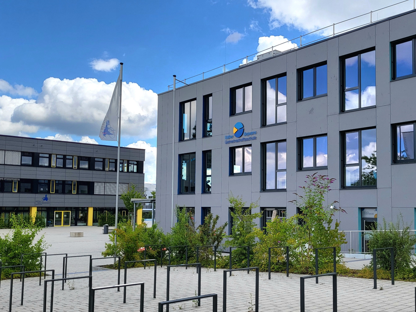 Moderne Schulgebäude im Schulcampus.