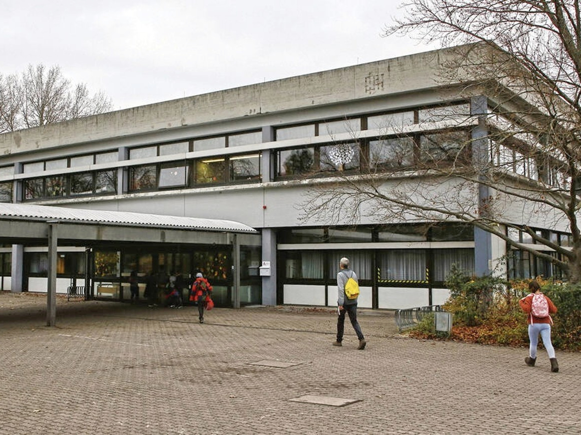 Albert-Schweitzer-Schule mit Haupteingang.