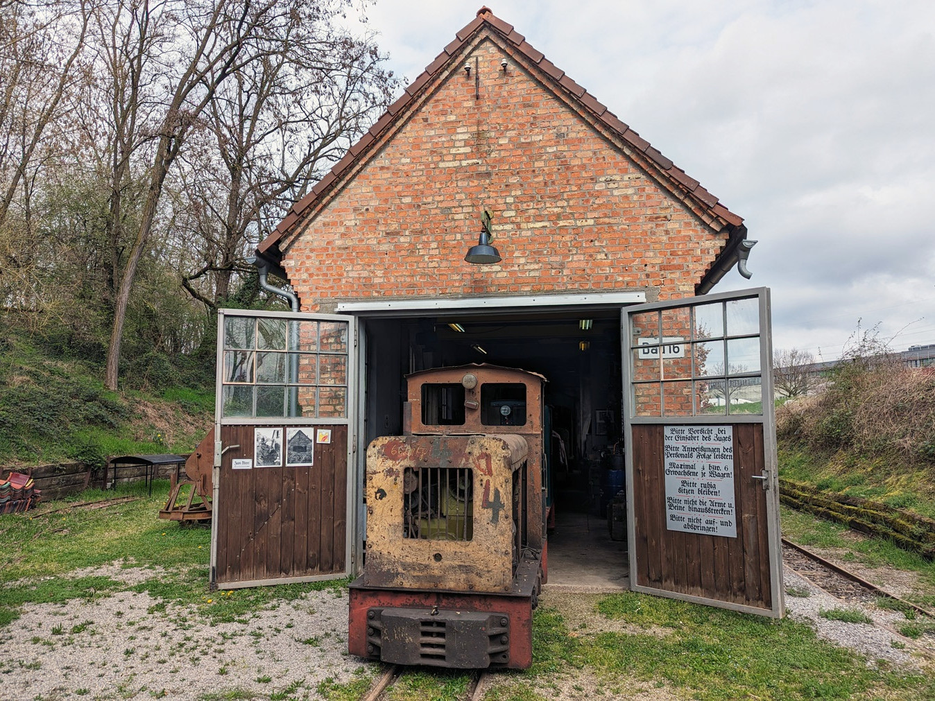 Historischer Lokschuppen, aus Backsteinen gemauert.