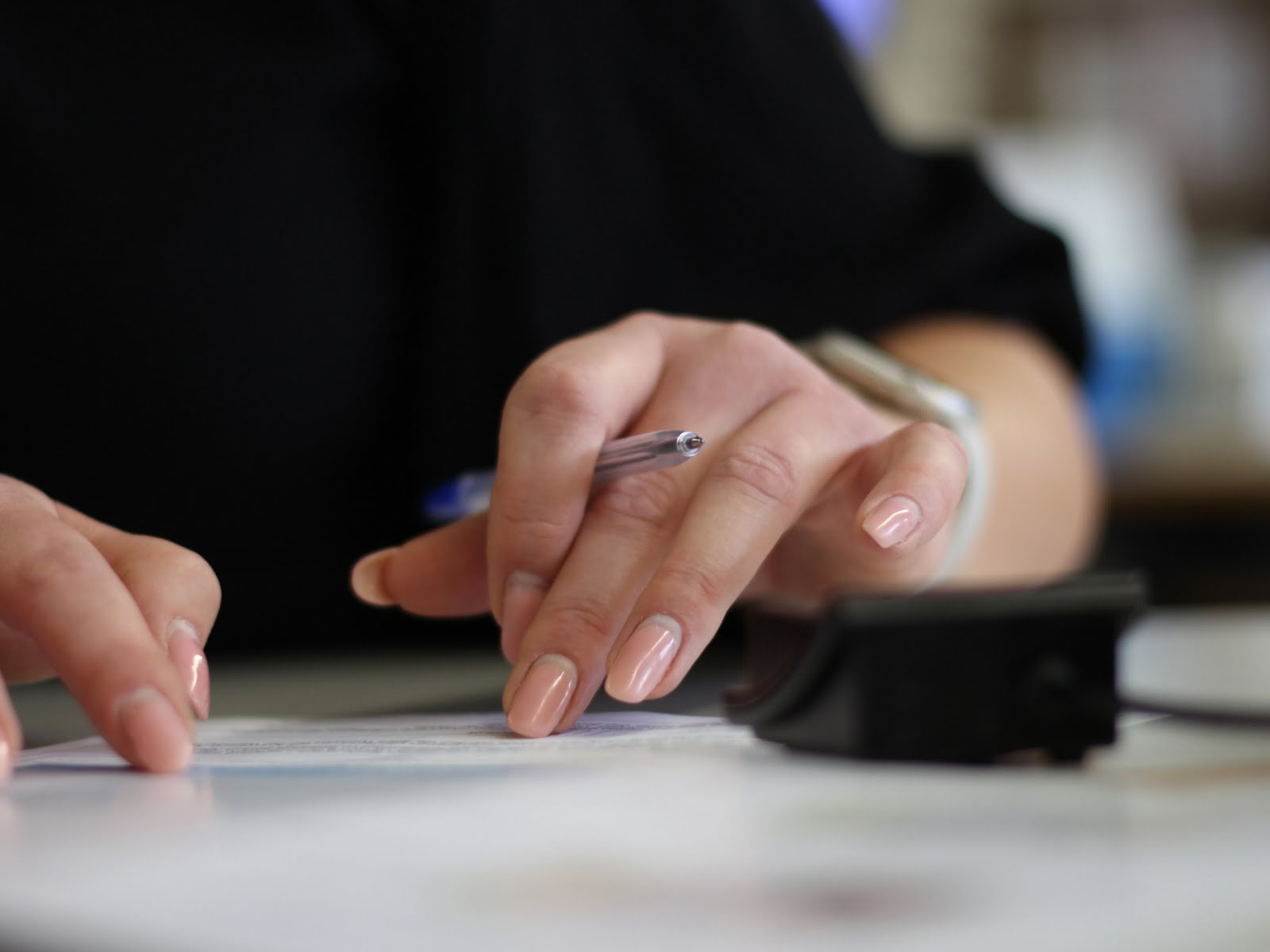 Mitarbeiterin des Bürgerbüros bearbeitet einen Antrag.