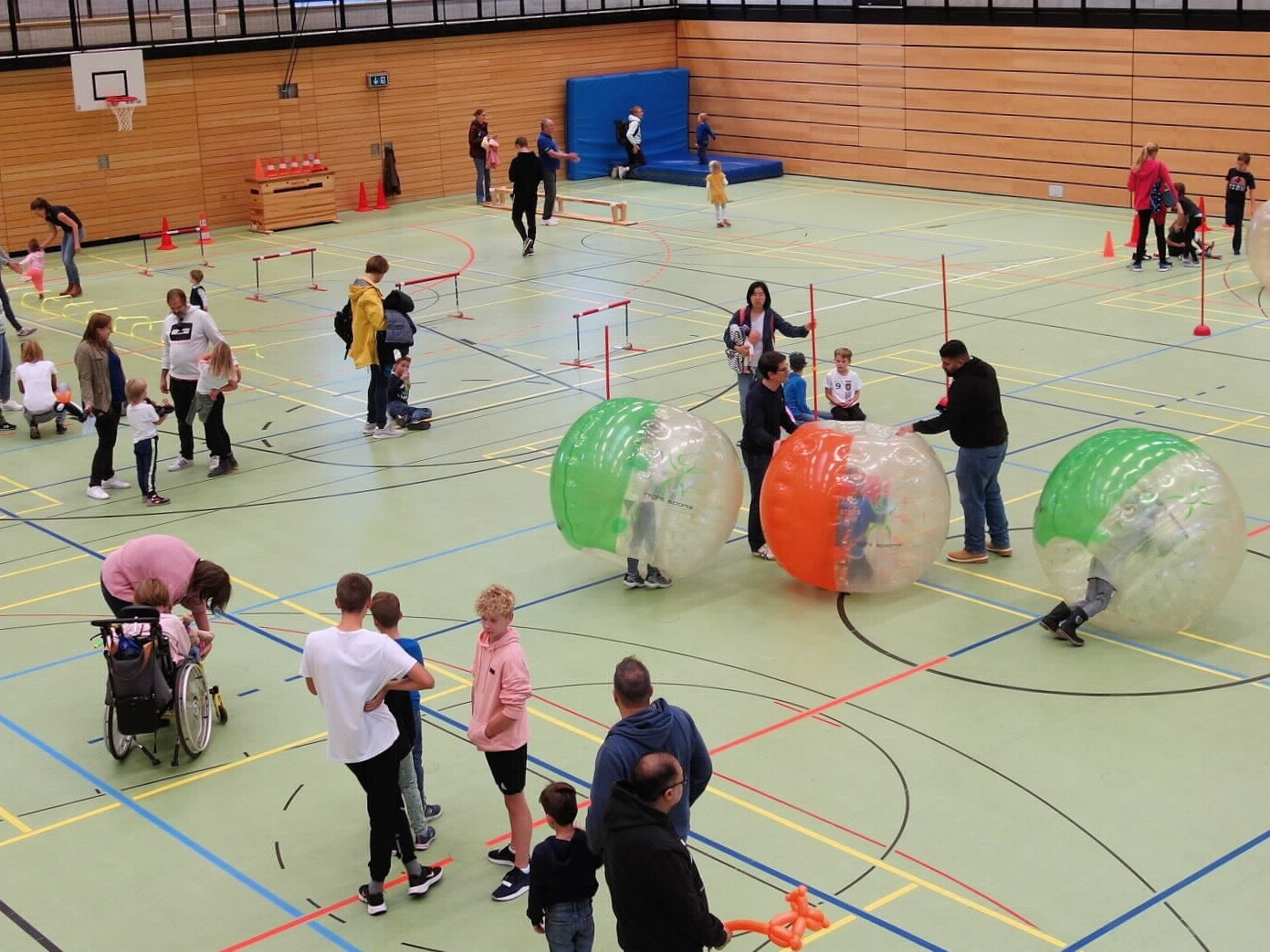 Groß und klein spielen in der Astoriahalle.