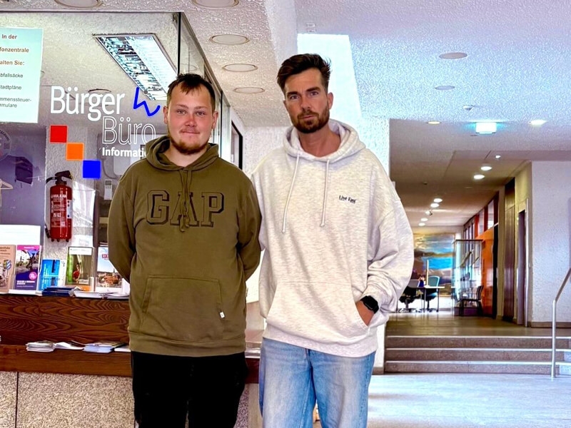 Marcel Odenwälder und Jobcoach Timo Hofmann im Wieslocher Rathaus.