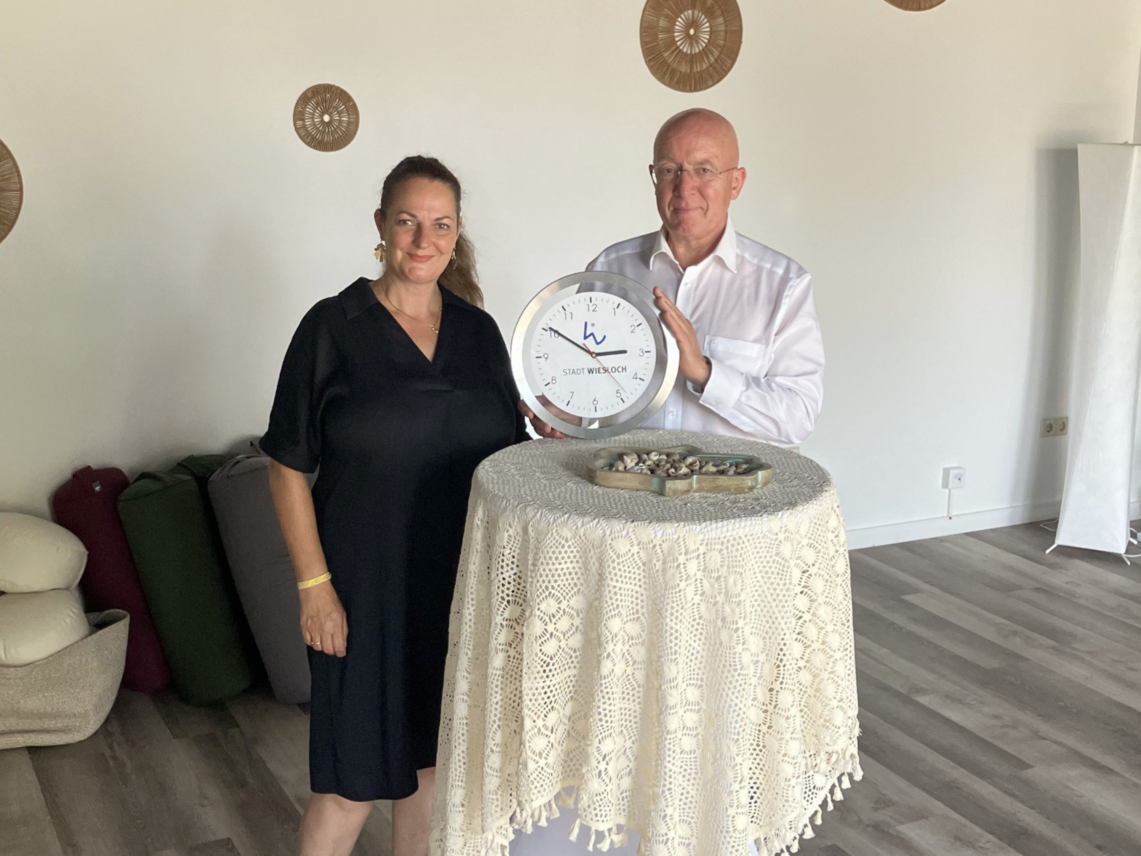 Melanie Schmid freut sich über den Besuch von Bürgermeister Ludwig Sauer.