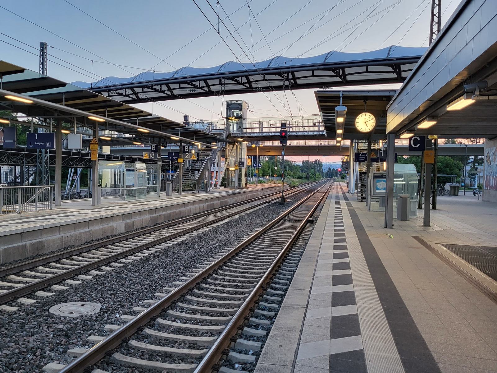 Gleise und Membrandach am Bahnhof Wiesloch-Walldorf.