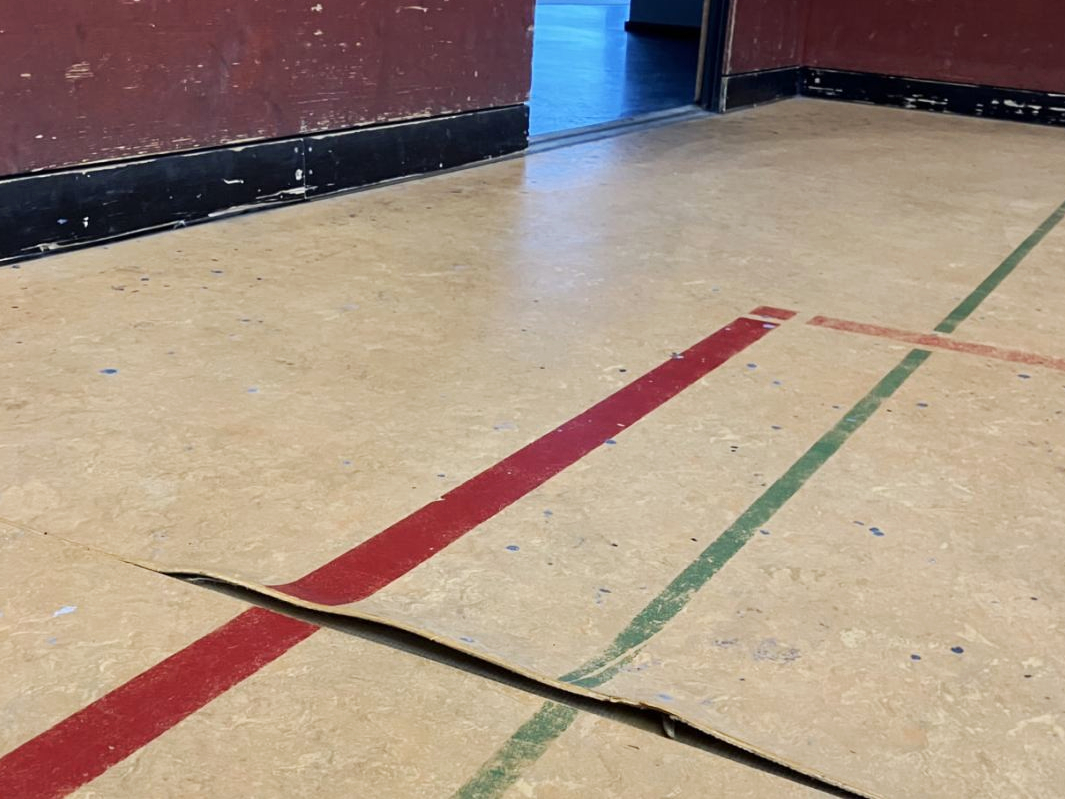 Der Hallenboden löst sich an den Stoßstellen.